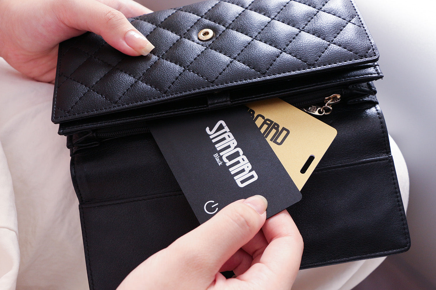 Finding a lost wallet and keys with the help of Conneme tracker